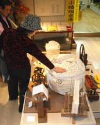 多くの養蚕・糸引き用具を展示している「甘楽の養蚕展」