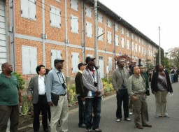 製糸場を見学するアフリカから来日した研修員たち 