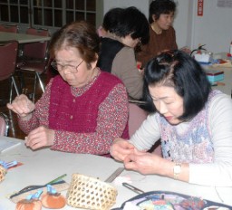 絹を使った作品を手作りする富岡市内の女性たち 