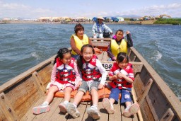 風を切り、渡し船を楽しむ親子連れ＝伊勢崎市境島村・島村の渡し 
