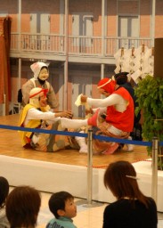 特設ステージで「蚕の舞」を披露する春日神社太々神楽保存会のメンバー