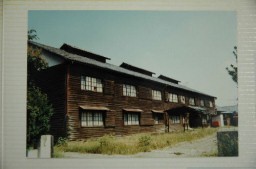 学校の校舎のような島村蚕種＝１９８７年９月撮影