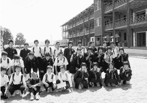 横浜赤レンガ倉庫前で集合写真を撮る生徒たち
