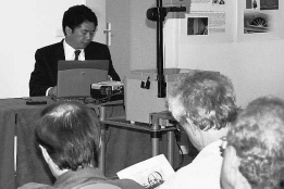 産業遺産の学会で本県の絹産業遺産群について発表する松浦室長