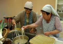 郷土料理「とうじうどん」の準備をする女性たち＝六合村保健センター