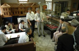 絹撚記念館で建物の説明を受ける調査チーム 