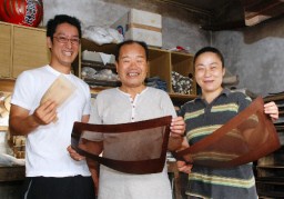 ３人そろっての日本伝統工芸展入選を喜ぶ愛郎さんと正雄さん、菊池さん（左から）