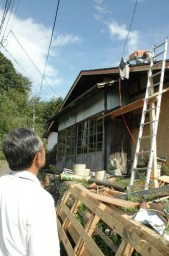 屋根の修復作業が進む六合村赤岩地区の旧稚蚕共同飼育所