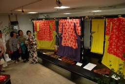 高崎高島屋で披露された紅板締めを使った着物。鮮やかな色彩が訪れた人たちを魅了した