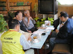 連携を話し合う伝道師協会の日下部支部長（右）と中之条観光ガイドボランティアセンターの会員 
