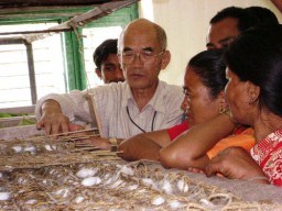 ネパールの農家に養蚕技術を教える清水さん 