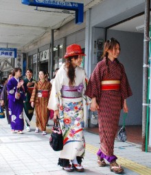 毎週土曜日に桐生のまちを散策する女性たち。企画を支えるスタッフが４日、和服のファッションショーに挑む 