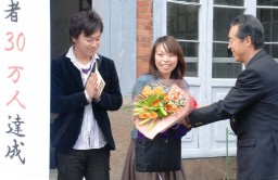 岩井市長から花束を受け取る阿久津さん（中）と中村さん