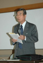 講演する富岡市立美術博物館の今井館長