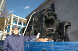 熊本市から寄贈された回転変流機の搬入作業に携わった佐藤さん
