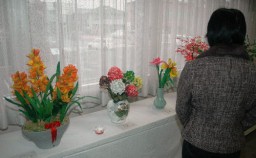 花を中心に展示しているシルククラフト展 