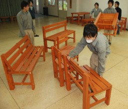 製作したベンチを市まちかど遊ＹＯＵプラザに運んだ富岡実高の３年生 