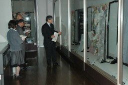 植物文様の着物などが展示されている日本絹の里の企画展