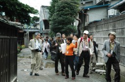古い町並みを訪れる観光客が多い桐生市。19日には古民家再生に取り組む東京のＮＰＯ法人が視察した