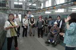 富岡製糸場を見学する愛媛県からの団体客