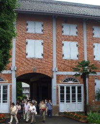 ７日も見学者が訪れた富岡市の旧官営富岡製糸場