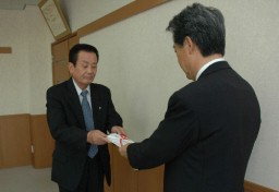 前橋青果は、富岡市役所で製糸場を所管する同市に現金２０万円を寄付した