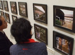 製糸場の「三十六景」などが並ぶ35周年記念展