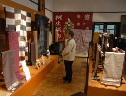 桐生織の７技法を紹介している桐生織物記念館の展示会