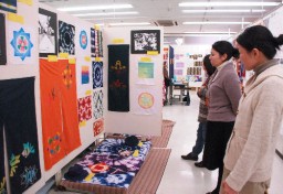 長崎屋桐生店で開かれている桐生工業高校の染織デザイン科卒業作品展