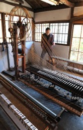 お召しに用いる強撚糸を作る八丁撚糸機＝森秀織物