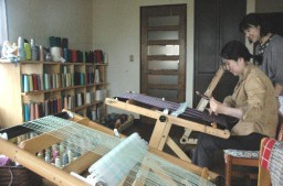 工房で織物体験を楽しむ女性
