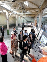 旧官営新町屑糸紡績所の木造洋式工場内を見学する参加者