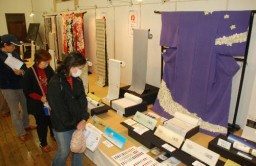 純国産の絹製品が並ぶ展示会場