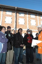 ガイドの説明にうなずきながら、旧官営富岡製糸場を見学する参加者