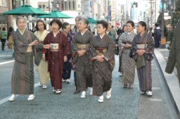 伊勢崎銘仙を着て東京・銀座の歩行者通りを歩く女性たち＝今年１月 