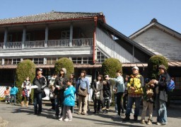 富岡製糸場を見学するミステリーバスツアーの一行