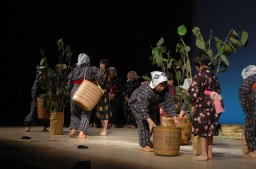 桑の葉を摘む作業を再現しながら「桑つみ歌」を歌う川場村繭かき歌保存会のメンバー