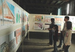 富岡製糸場に展示されている赤れんが写生大会の作品
