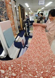 高崎高島屋で始まった「純国産絹製品展」