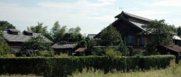 田島家の全景。右にあるのが母屋兼蚕室