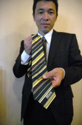 桐生織物協同組合がザスパ草津とタイアップして製作した「ザスパ草津オリジナルネクタイ」