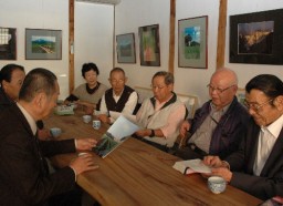 懐古庵で活用方法について討議する運営委員会のメンバー  