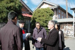 富岡製糸場を視察する海外の専門家