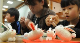 ウサギを繭を使って作るイベント「まゆクラフト」体験が、高崎市金古町の日本絹の里で開かれている