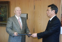 亀山市長から感謝状を受け取る新居さん（左） 
