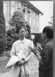 富岡製糸場を視察する清水さん（左）＝２００３年８月  