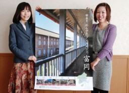 亀山市長から感謝状を受け取る新居さん（左）