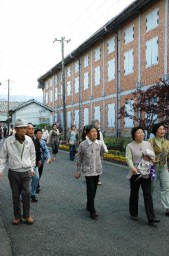 ツアーの訪問先の一つである旧官営富岡製糸場。県内の貴重な観光資源として関心が高まる＝20日 