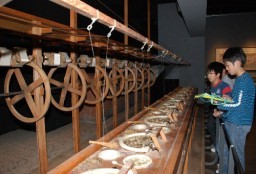 六工社の繰糸器を復元した模型。富岡製糸場とは異なり、木材や陶器を多く使っていた＝長野県立歴史館