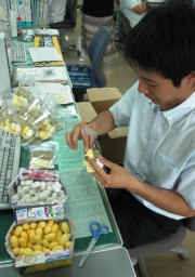富岡製糸場でプレゼントされる繭玉の袋詰め 